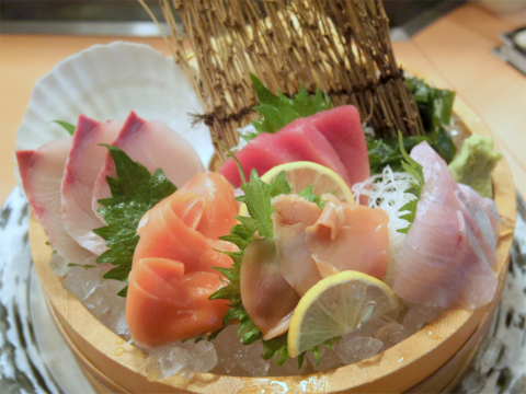 東京都台東区上野5丁目にある「蔵元居酒屋 清龍 上野2号店」 おまかせ鮮魚5品盛り合わせ