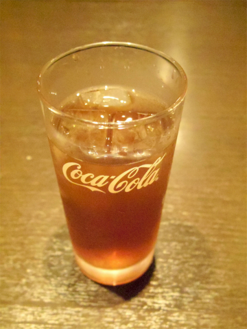 茨城県笠間市東平２丁目にある居酒屋「魚民　友部南口駅前店」ウーロン茶とお通し