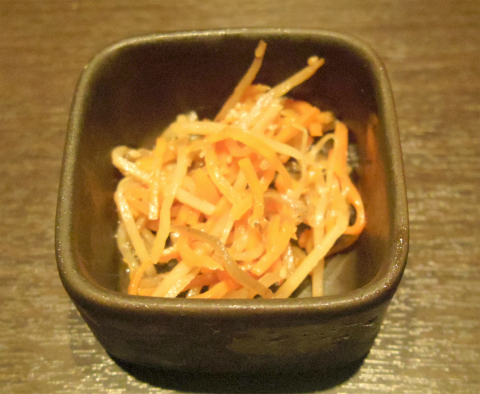 茨城県笠間市東平２丁目にある居酒屋「魚民　友部南口駅前店」ウーロン茶とお通し
