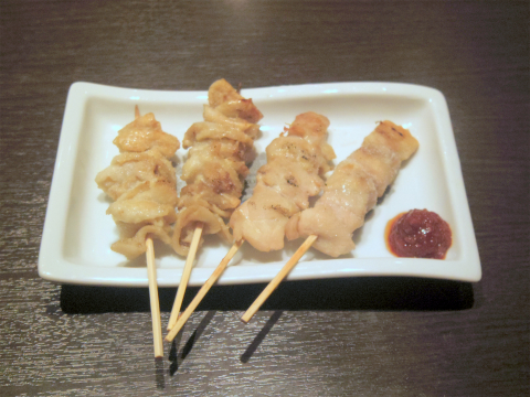 茨城県笠間市東平２丁目にある居酒屋「魚民　友部南口駅前店」鶏皮串と鶏もも串