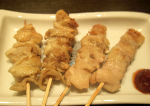 茨城県笠間市東平２丁目にある居酒屋「魚民　友部南口駅前店」鶏皮串と鶏もも串