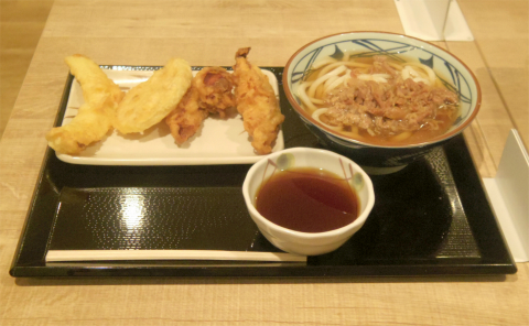 東京都練馬区光が丘5丁目にあるうどん店「丸亀製麺 光が丘IMA店」肉かけうどん(並)と天ぷら(かしわ天、れんこん天、いか天)