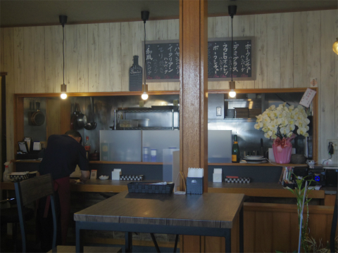 茨城県つくば市松代1丁目にある「Lemi レミーのハンバーグ食堂」店内