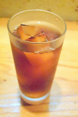 茨城県守谷市中央1丁目にある焼鳥、居酒屋の 「炭火焼鳥専門店 鳥吉 守谷西口店」ウーロン茶とお通し