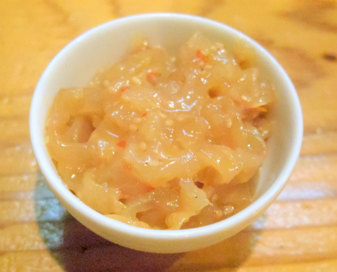 茨城県守谷市中央1丁目にある焼鳥、居酒屋の 「炭火焼鳥専門店 鳥吉 守谷西口店」ウーロン茶とお通し