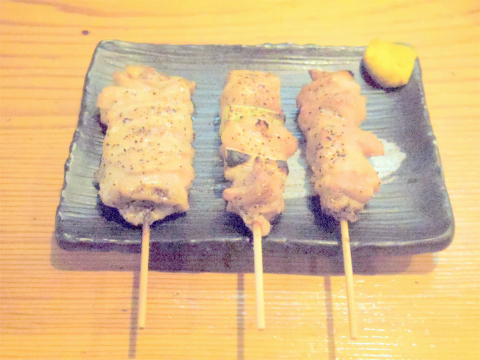 茨城県守谷市中央1丁目にある焼鳥、居酒屋の 「炭火焼鳥専門店 鳥吉 守谷西口店」守谷西口店 焼鳥(くび、もも、ねぎ間、皮、手羽先)