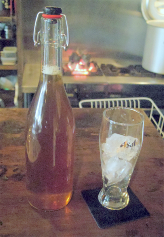 茨城県つくばみらい市陽光台１丁目にある焼肉、ホルモンの「モッツバー 高の家　みらい平店」ウーロン茶ボトル