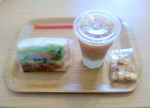 
埼玉県越谷市平方にある「Bon Bon Terrasse Sandwitch＆Cafe　ボン ボン テラス サンドウィッチ&カフェ」こだわり惣菜サンドイッチ（ローストビーフ）のドリンクセット（アイスカフェラテ）