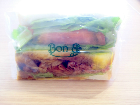 埼玉県越谷市平方にある「Bon Bon Terrasse Sandwitch＆Cafe　ボン ボン テラス サンドウィッチ&カフェ」こだわり惣菜サンドイッチ（ローストビーフ）
