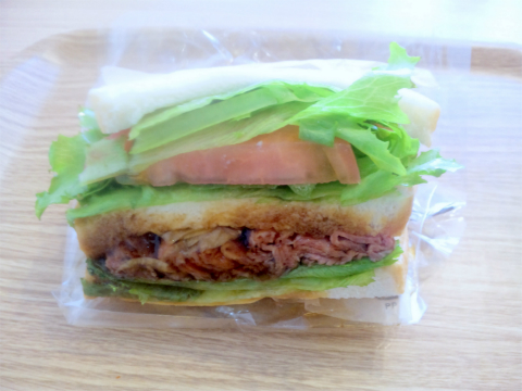 埼玉県越谷市平方にある「Bon Bon Terrasse Sandwitch＆Cafe　ボン ボン テラス サンドウィッチ&カフェ」こだわり惣菜サンドイッチ（ローストビーフ）