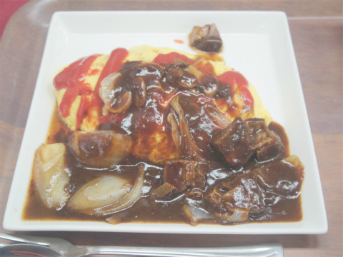 埼玉県所沢市東狭山ケ丘3丁目にある洋食店「OLD KITCHEN 昔ながらの洋食 オールドキッチン」ふわふわオムライス&シチュー サラダ、スープ付き