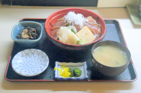 神奈川県横浜市神奈川区新子安1丁目にある魚介、海鮮料理、居酒屋「太公望 本館」まぐろづけ丼