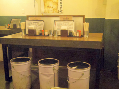 東京都台東区浅草橋１丁目にある居酒屋「大衆酒場 串焼き本舗」店内