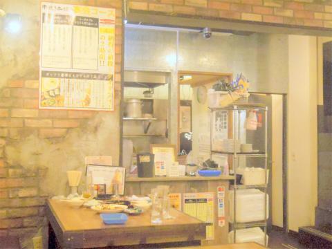 東京都台東区浅草橋１丁目にある居酒屋「大衆酒場 串焼き本舗」店内
