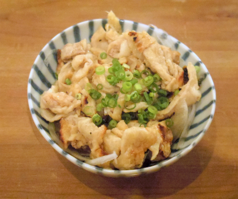 東京都台東区浅草橋１丁目にある居酒屋「大衆酒場 串焼き本舗」鳥皮ポン酢