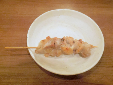 東京都台東区浅草橋１丁目にある居酒屋「大衆酒場 串焼き本舗」串焼き（鶏モモ）