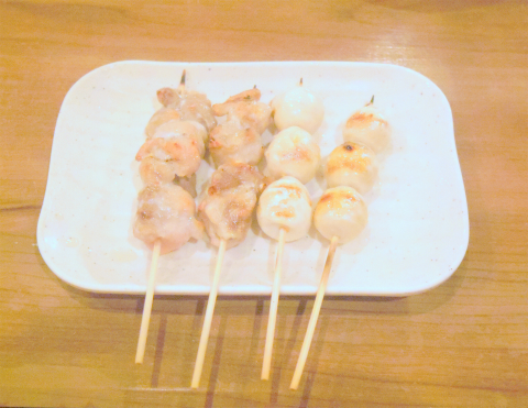 東京都台東区浅草橋１丁目にある居酒屋「大衆酒場 串焼き本舗」串焼き（鶏モモ、うずら）