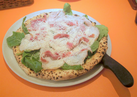 埼玉県越谷市増林２丁目にあるイタリアンのお店「BelloCampagna　イタリア厨房 ベッロカンパーニャ　越谷店」たっぷりチーズとプロシュート・ローストポークの贅沢ピッツァ