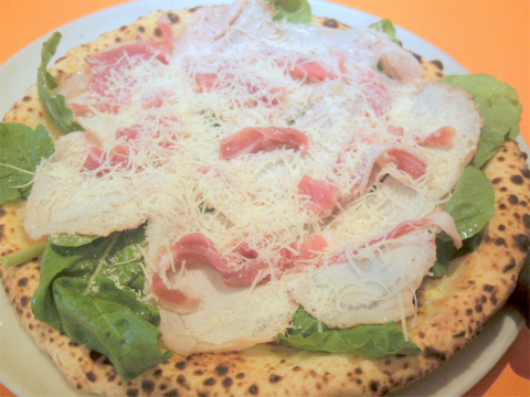 埼玉県越谷市増林２丁目にあるイタリアンのお店「BelloCampagna　イタリア厨房 ベッロカンパーニャ　越谷店」たっぷりチーズとプロシュート・ローストポークの贅沢ピッツァ