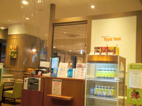 神奈川県横浜市神奈川区鶴屋町2丁目にあるファミリーレストラン「Royal Host ロイヤルホスト 横浜駅前店」店内
