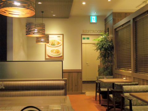 神奈川県横浜市神奈川区鶴屋町2丁目にあるファミリーレストラン「Royal Host ロイヤルホスト 横浜駅前店」店内