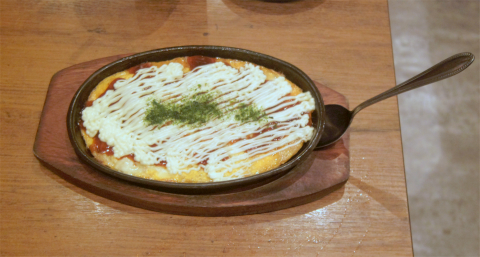 神奈川県横浜市中区伊勢佐木町2丁目にある居酒屋「伝串 新時代 伊勢佐木町店」鉄板とんぺい焼き