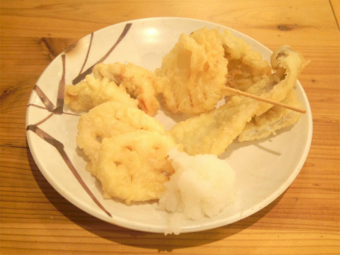 東京都台東区蔵前２丁目にある居酒屋「海鮮屋台 おくまん　蔵前店」天ぷら（れんこん、鶏天、穴子、玉ねぎ）