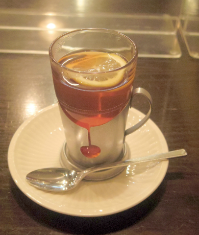 兵庫県神戸市垂水区日向１丁目にある喫茶店「茶房 伽藍洞」ホットレモンティーとチーズケーキ