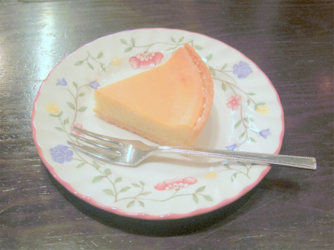 兵庫県神戸市垂水区日向１丁目にある喫茶店「茶房 伽藍洞」ホットレモンティーとチーズケーキ