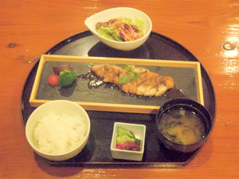 茨城県水戸市米沢町にある創作料理、居酒屋の「うまいもの工房 加護や　フォレスト店」霜降りハーブ豚グリル焼御膳、ご飯+味噌汁+香の物、サラダ