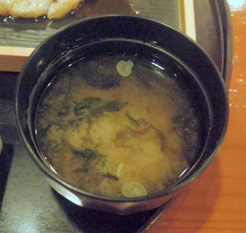 茨城県水戸市米沢町にある創作料理、居酒屋の「うまいもの工房 加護や　フォレスト店」霜降りハーブ豚グリル焼御膳、ご飯+味噌汁+香の物、サラダ