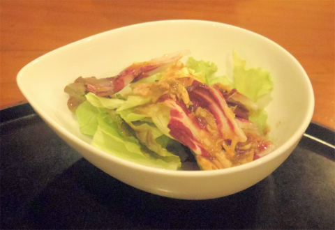 茨城県水戸市米沢町にある創作料理、居酒屋の「うまいもの工房 加護や　フォレスト店」霜降りハーブ豚グリル焼御膳、ご飯+味噌汁+香の物、サラダ