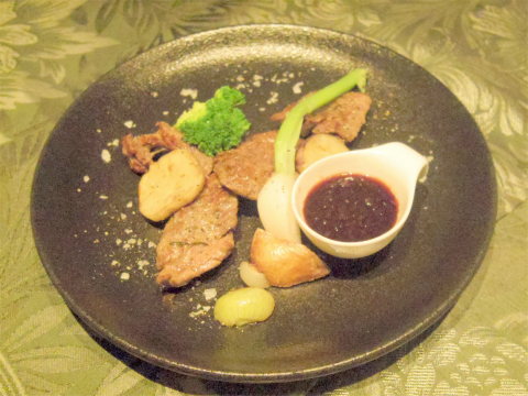 茨城県水戸市元吉田町にあるイタリアンのお店「Ristorante-Kanjuro　リストランテ 勘十郎」希少部位牛カイノミのビステッカ　～赤ワイン仕立てのオニオンソース～