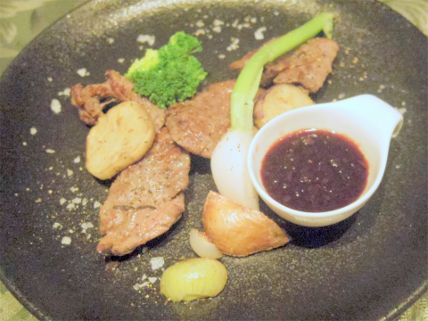 茨城県水戸市元吉田町にあるイタリアンのお店「Ristorante-Kanjuro　リストランテ 勘十郎」希少部位牛カイノミのビステッカ　～赤ワイン仕立てのオニオンソース～