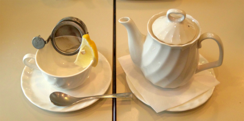 東京都台東区谷中７丁目にある喫茶店「COFFEE ROOM GINZA Renoir　喫茶室ルノアール　日暮里谷中店」ホットレモンティー