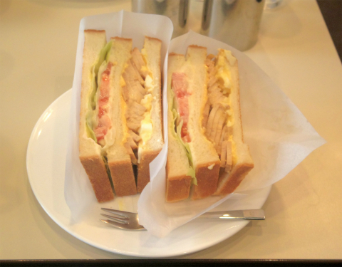 東京都台東区谷中７丁目にある喫茶店「COFFEE ROOM GINZA Renoir　喫茶室ルノアール　日暮里谷中店」ありたどりの贅沢サンドウィッチ（照り焼きチキン＆ダブルたまごサンドウィッチ）