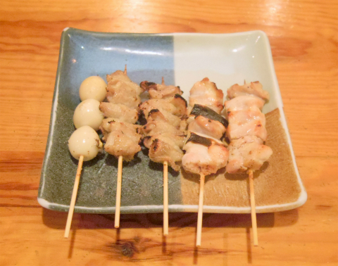神奈川県横浜市中区港町３丁目にある居酒屋「焼鳥と刺身 とりろう」焼鳥（ねぎ肉、鳥もも肉、かわ、うずら、すなぎも）
