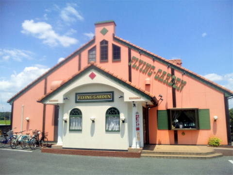 埼玉県越谷市増林２丁目にあるハンバーグ、ファミリーレストランの「THE FLYING GARDEN　フライングガーデン　越谷総合公園前店」外観