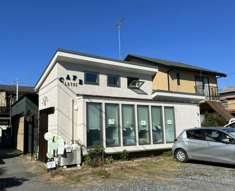 埼玉県さいたま市岩槻区仲町1丁目にあるカフェ「Cafe LOTUS 蓮」外観