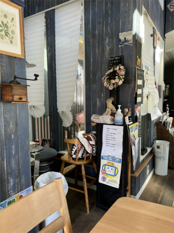 埼玉県さいたま市岩槻区仲町1丁目にあるカフェ「Cafe LOTUS 蓮」店内