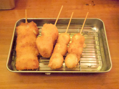 東京都杉並区高円寺南３丁目にある居酒屋「大衆酒場 なんたもんだ　高円寺店」串揚げ（チキンカツ、ナス串揚、うずら串揚、玉ネギ串揚、レンコン串揚、ブタカツ）