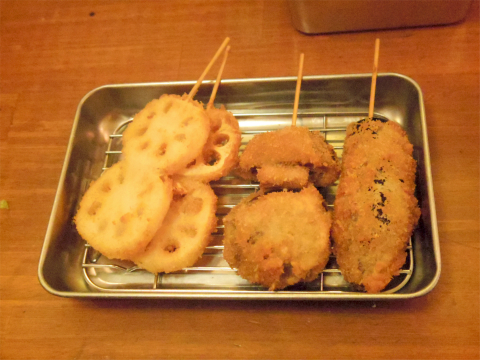 東京都杉並区高円寺南３丁目にある居酒屋「大衆酒場 なんたもんだ　高円寺店」串揚げ（チキンカツ、ナス串揚、うずら串揚、玉ネギ串揚、レンコン串揚、ブタカツ）