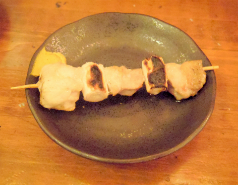 東京都杉並区高円寺南３丁目にある居酒屋「大衆酒場 なんたもんだ　高円寺店」焼鳥（モモ、鶏皮、ネギマ）