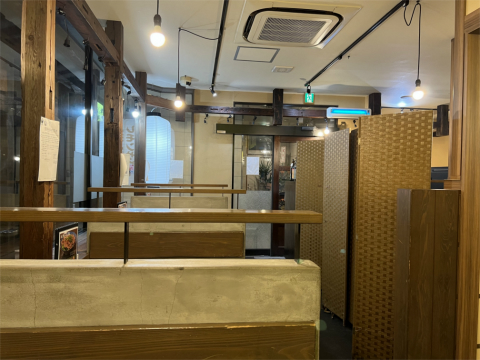 茨城県守谷市中央4丁目にある居酒屋「酒場 たこ焼ギャング」店内