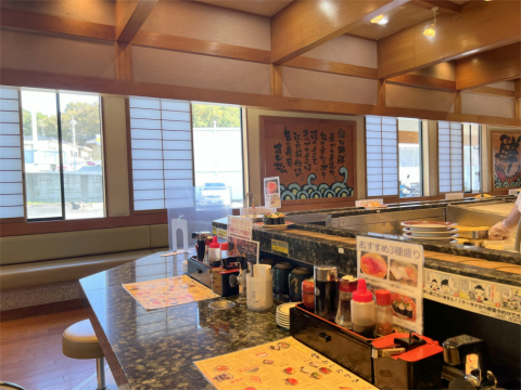 千葉県松戸市紙敷にある回転寿司「廻鮮寿司 すし松」店内