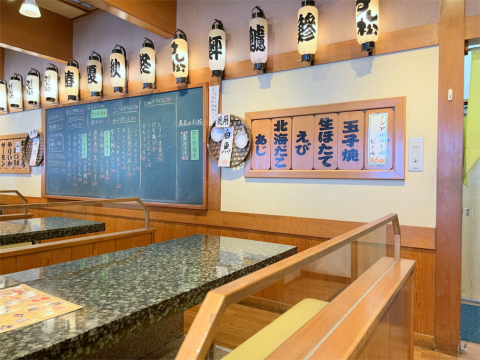 千葉県松戸市紙敷にある回転寿司「廻鮮寿司 すし松」店内