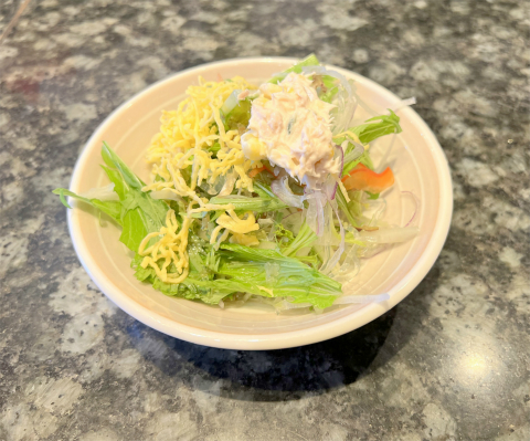 千葉県松戸市紙敷にある回転寿司「廻鮮寿司 すし松」ランチセントのサラダ