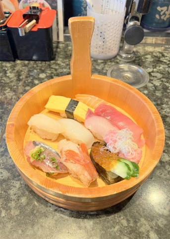 千葉県松戸市紙敷にある回転寿司「廻鮮寿司 すし松」極上桶盛りランチセント