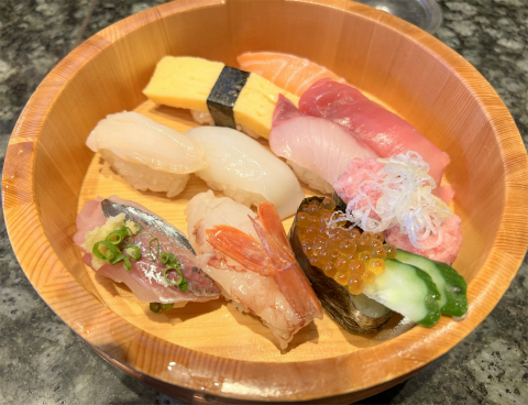 千葉県松戸市紙敷にある回転寿司「廻鮮寿司 すし松」極上桶盛りランチセント