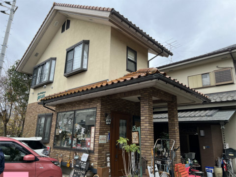 埼玉県春日部市備後東6丁目にあるカフェ「マイルスジャズカフェ&アンティーク喫茶店」外観